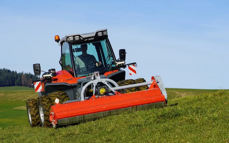 Neuer Aebi TT 212 Terratrac beim Mulchen